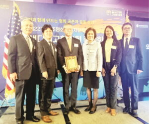 임애훈 한인회장, 김영완 총영사에게 감사패 전달